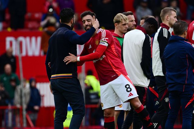Ruben Amorim ao lado do capitão Bruno Fernandes no Manchester United