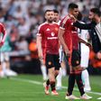 Amorim dá instruções a Casemiro, com Luke Shaw atrás