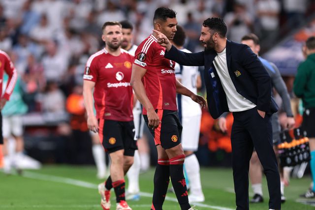 Amorim dá instruções a Casemiro, com Luke Shaw atrás