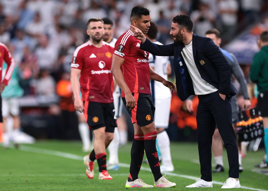 Amorim dá instruções a Casemiro, com Luke Shaw atrás
