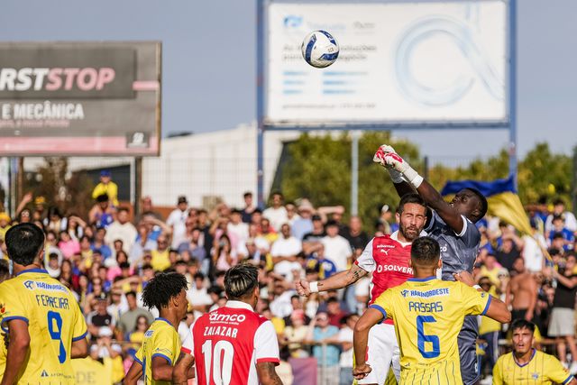 João Junior disputa a bola com João Moutinho - Foto: Nuno Pinto Fernandes/LUSA