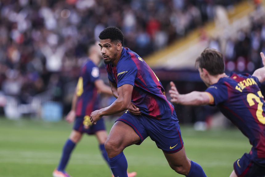 Ronald Araújo festeja golo do Barcelona, ao Girona