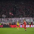 Os protestos dos adeptos do Bayern Munique durante o 'Der Klassiker' - Foto: IMAGO