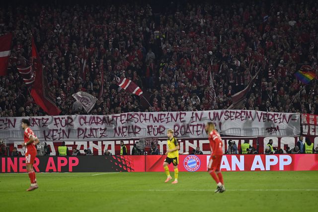 Os protestos dos adeptos do Bayern Munique durante o 'Der Klassiker' - Foto: IMAGO