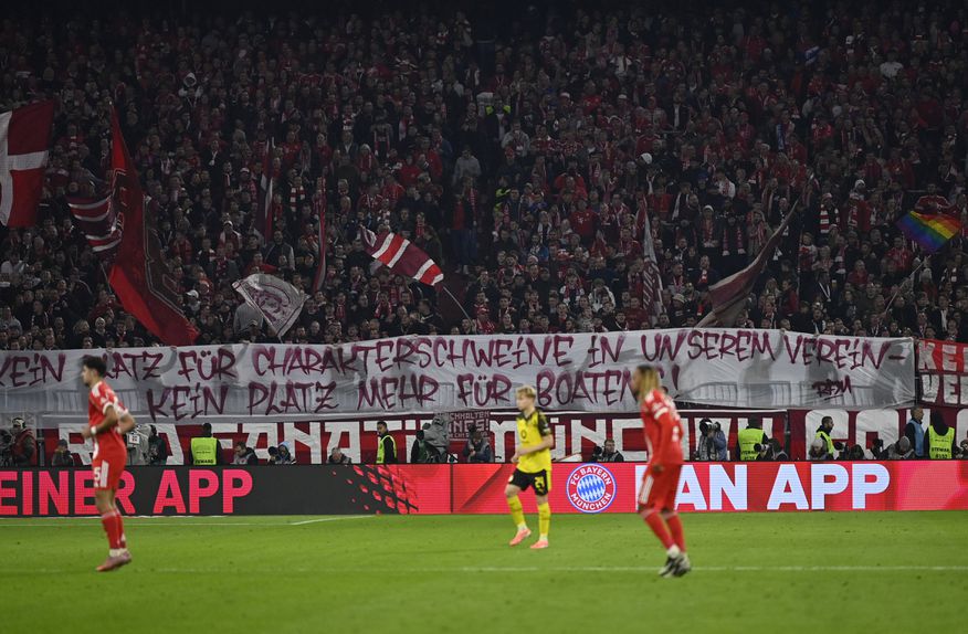 Os protestos dos adeptos do Bayern Munique durante o 'Der Klassiker' - Foto: IMAGO