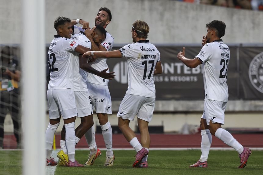 A alegria do Académico de Viseu após Clóvis marcar - Foto Paulo Novais/LUSA