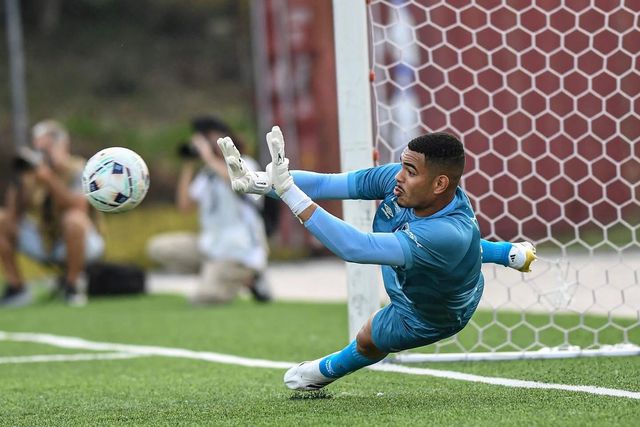 Neneca foi o herói do Santa Clara, ao defender dois penáltis. Fotografia: Santa Clara