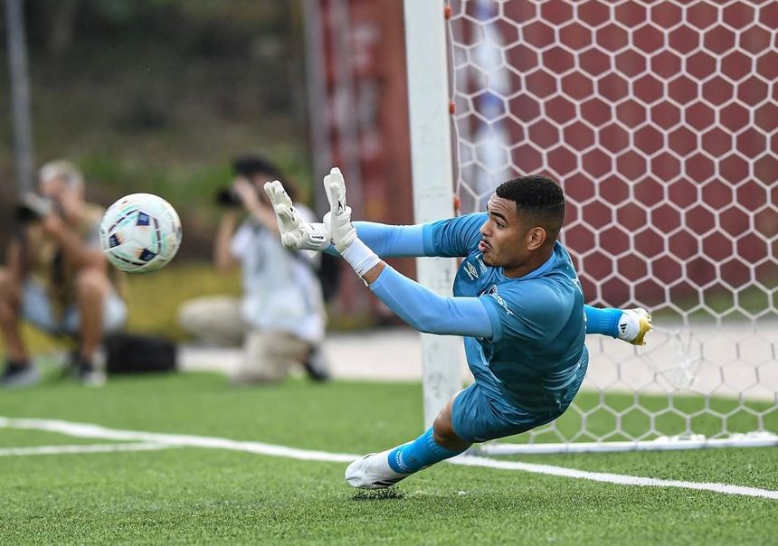 Neneca foi o herói do Santa Clara, ao defender dois penáltis. Fotografia: Santa Clara