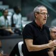 Luís Magalhães, treinador da equipa de basquetebol do Sporting aplaude a exibição da equipa. Foto FPB