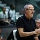 Luís Magalhães, treinador da equipa de basquetebol do Sporting aplaude a exibição da equipa. Foto FPB