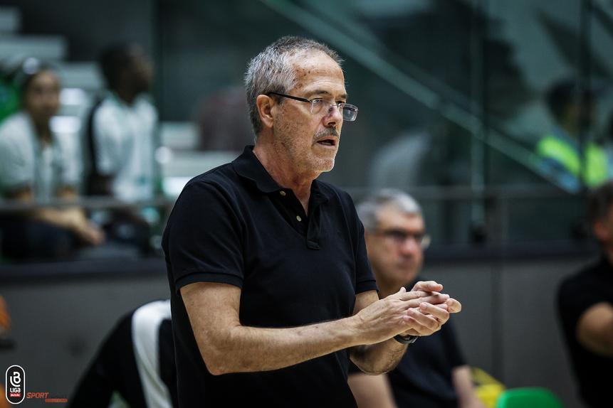 Luís Magalhães, treinador da equipa de basquetebol do Sporting aplaude a exibição da equipa. Foto FPB