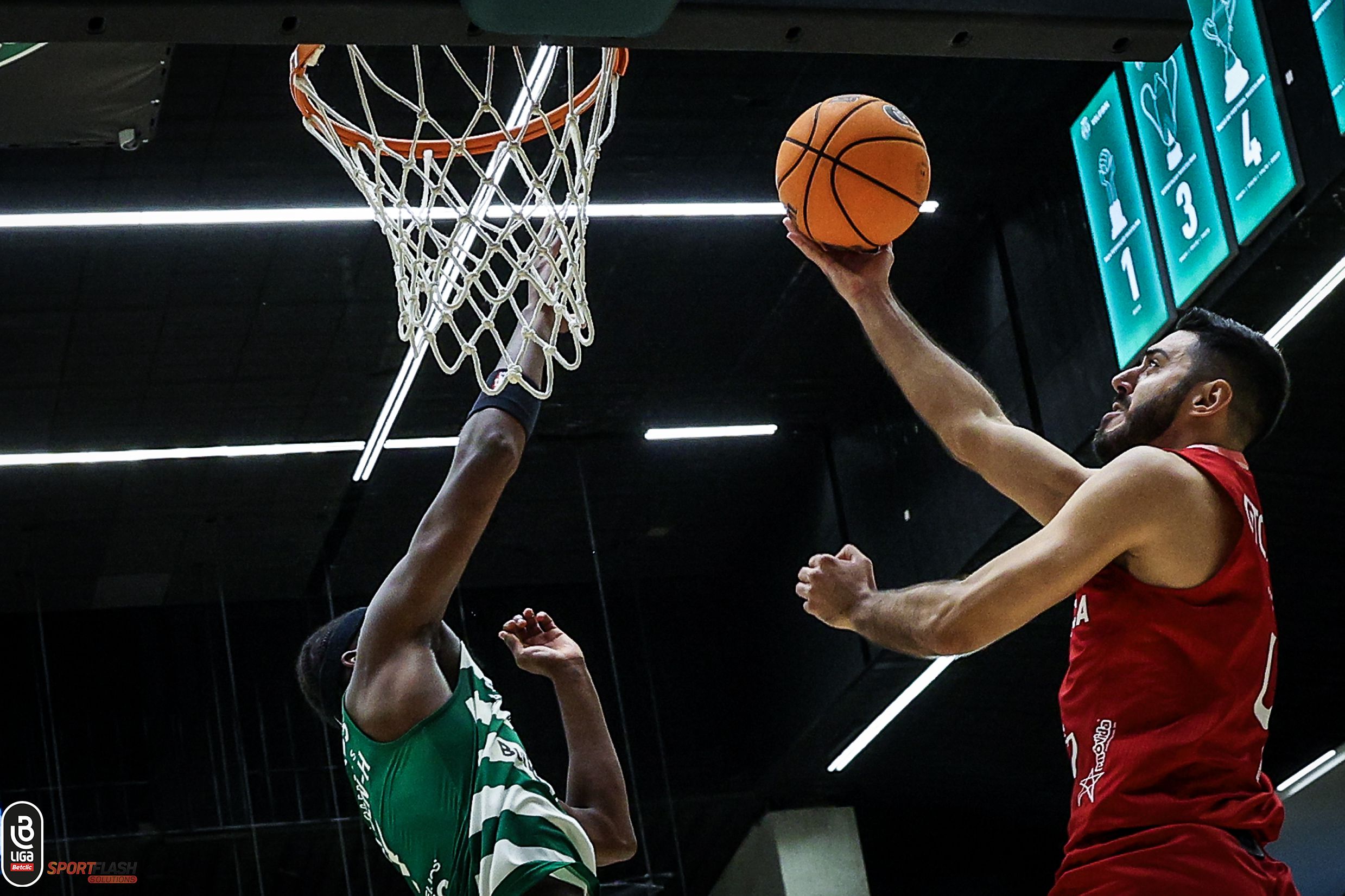 Jogo entre a equipa de basquetebol do Sporting e o Benfica para a Liga Betclic 2025-26. Foto FPB