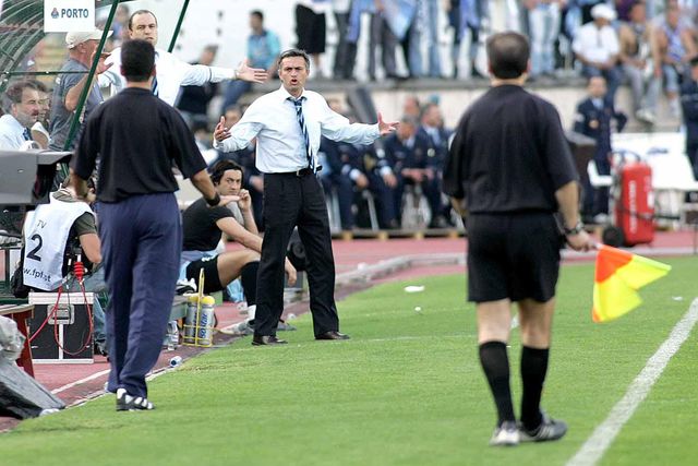 José Mourinho, então no FC Porto, em 2004, numa final da Taça de Portugal perdida para o Benfica - Foto: A BOLA