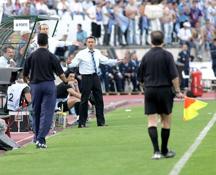 José Mourinho, então no FC Porto, em 2004, numa final da Taça de Portugal perdida para o Benfica - Foto: A BOLA