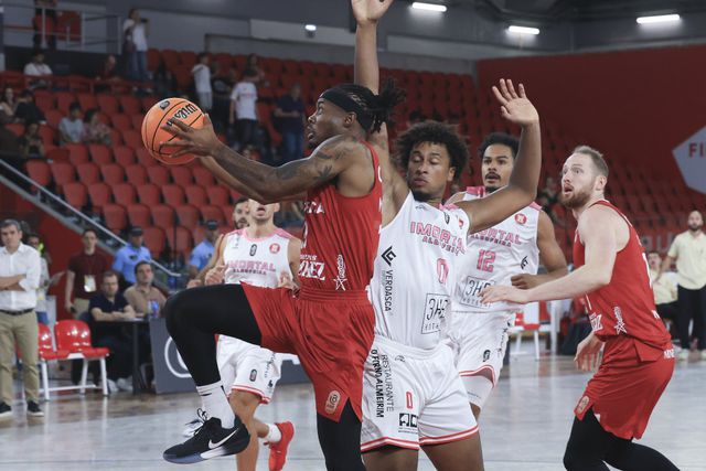 Koby Mcewen, a entrar para o cesto, foi o melhor marcador do benfica no jogo com o Imortal (foto SL Benfica)