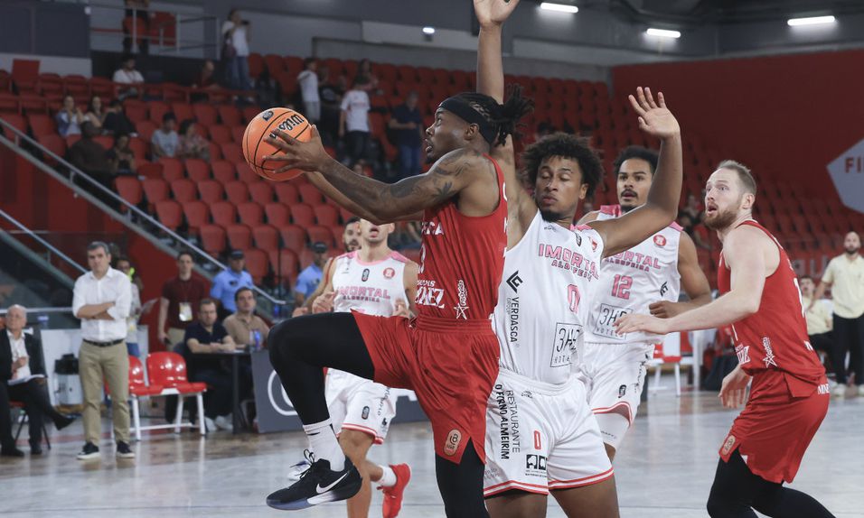 Koby Mcewen, a entrar para o cesto, foi o melhor marcador do benfica no jogo com o Imortal (foto SL Benfica)