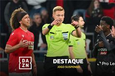 Adepto atinge árbitro com copo e provoca suspensão de jogo na liga belga