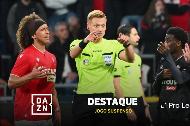 Adepto atinge árbitro com copo e provoca suspensão de jogo na liga belga