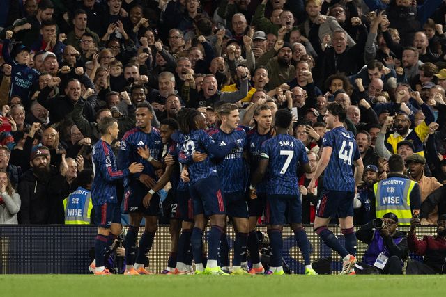 Arsenal a celebrar o golo de Trossard