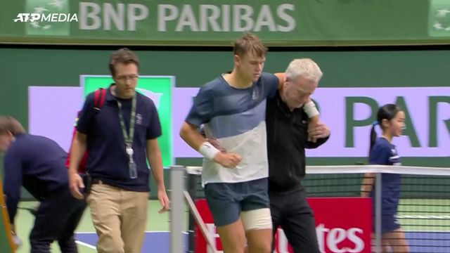 Holger Rune sofre grave lesão e sai de campo amparado