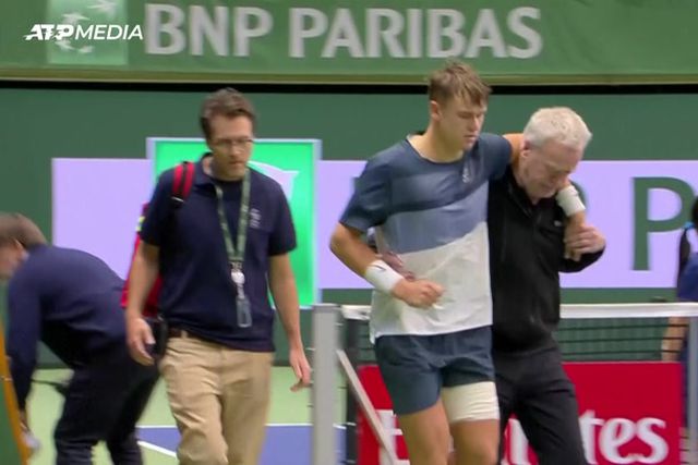 Holger Rune sofre grave lesão e sai de campo amparado