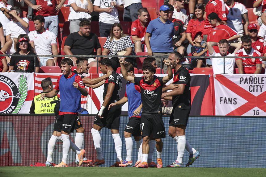 Maiorca festeja um dos golos que marcou na vitória por 3-1 em casa do Sevilha