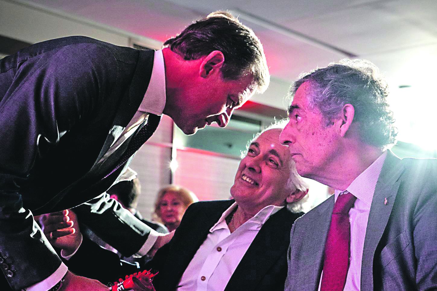 O autor e compositor Tozé Brito escuta Martim Mayer, candidato que apoia nas eleições 2025 do Benfica. D. R.