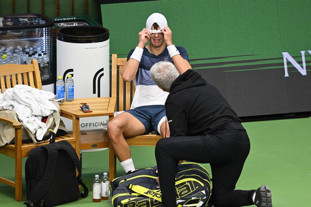 Holger Rune desabou em lágrimas após sofrer lesão grave no duelo com Ugo Humbert, nas meias-finais do ATP 500 de Estocolmo