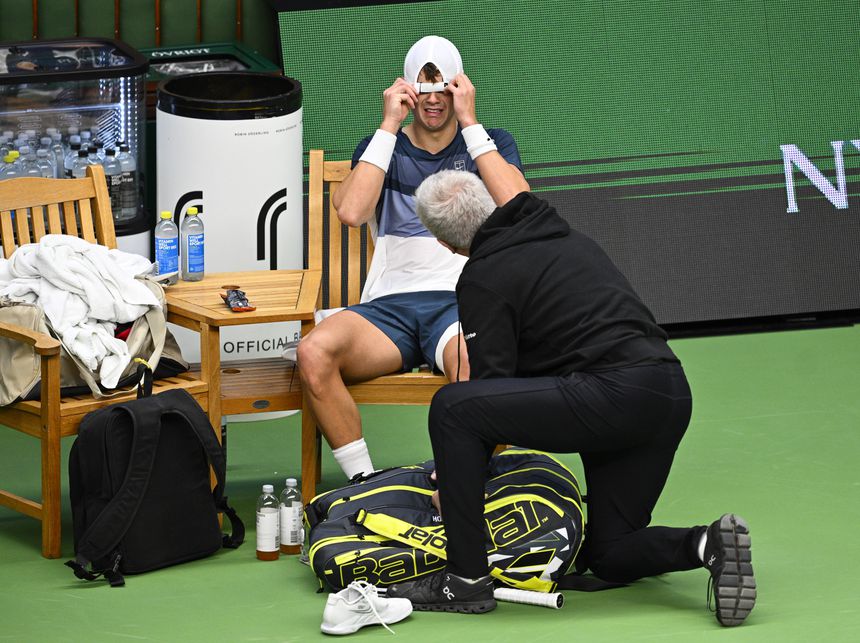 Holger Rune desabou em lágrimas após sofrer lesão grave no duelo com Ugo Humbert, nas meias-finais do ATP 500 de Estocolmo