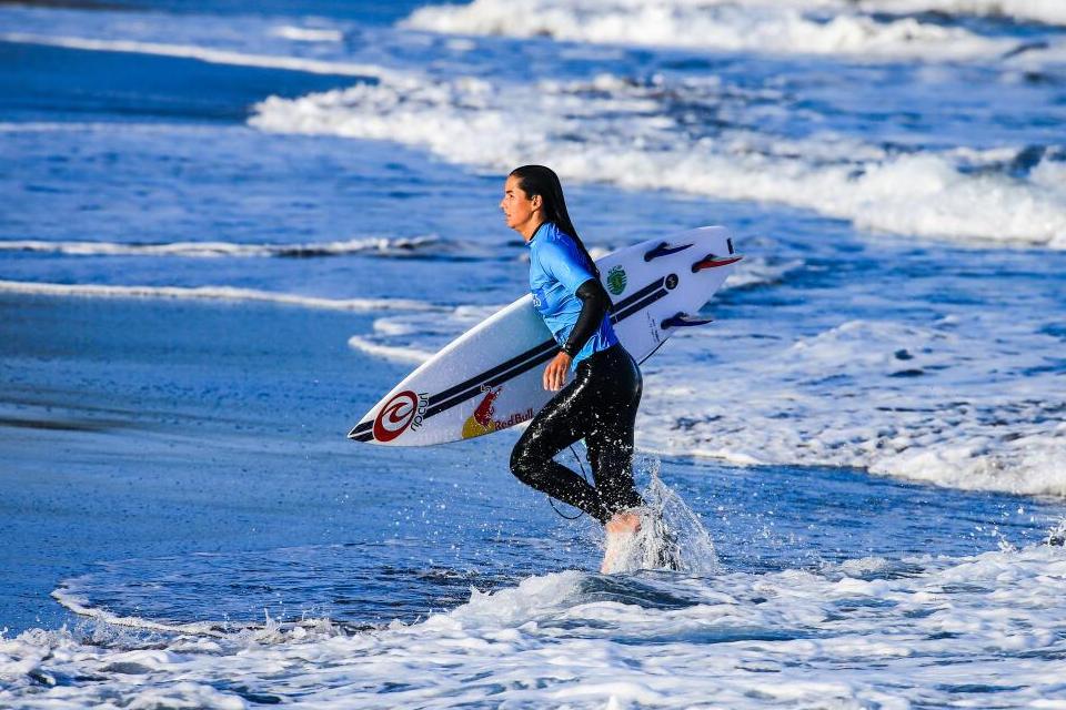 Teresa Bonvalot, surfista portuguesa, será protagonista no reatamento - Foto: ANS/WSL