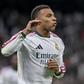 Mbappé celebra golo de 'panenka' ao Sevilha (Foto: IMAGO)