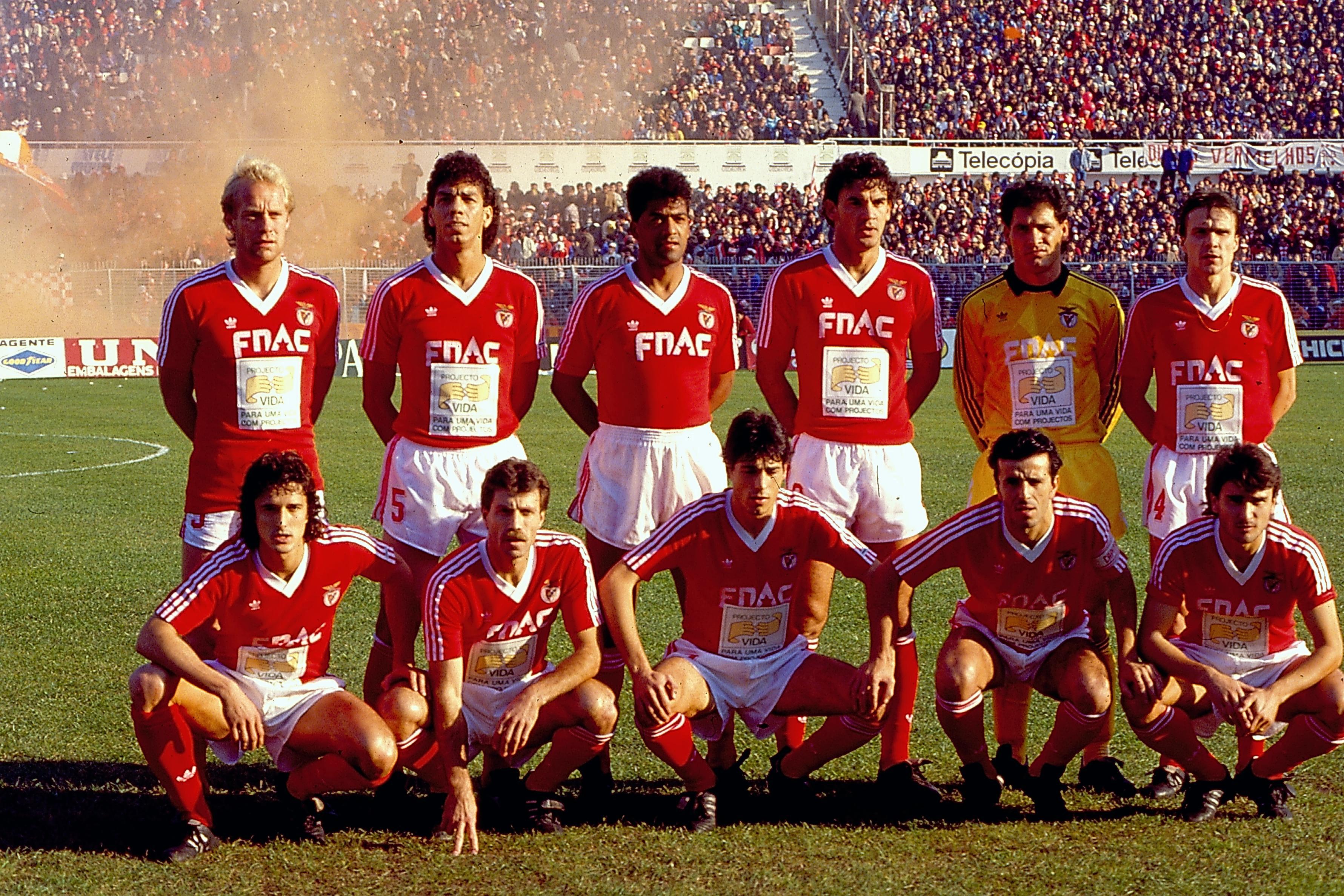 A equipa do Benfica em 1988. Mozer é o segundo em cima, a contar da esquerda, e Ricardo o quarto (foto: A BOLA)