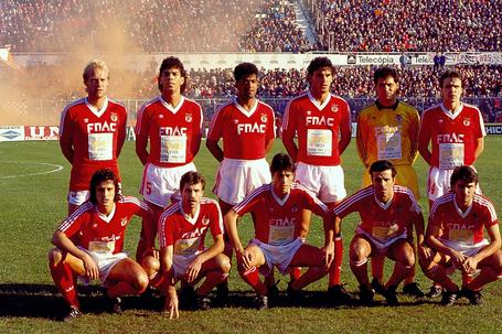 A equipa do Benfica em 1988. Mozer é o segundo em cima, a contar da esquerda, e Ricardo o quarto (foto: A BOLA)