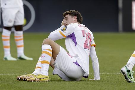 Guus Til caiu sobre a cabeça e teve de ser substituído - Foto: IMAGO