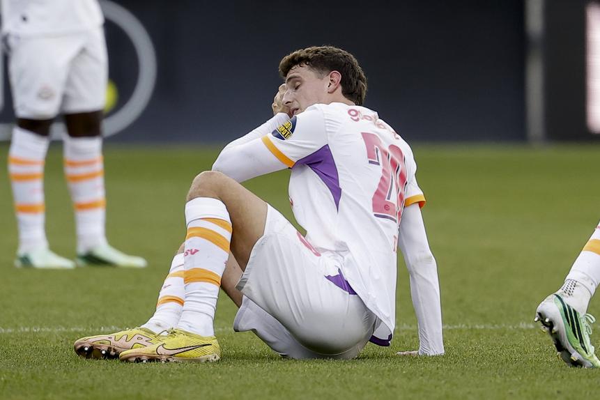 Guus Til caiu sobre a cabeça e teve de ser substituído - Foto: IMAGO