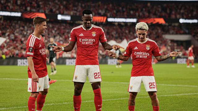 Dahl, Jhon Durán e Prestianni, rspetivamente lateral-esquerdo, ponta de lança e extremo, festejam golo do Benfica - Foto: IMAGO
