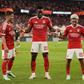 Dahl, Jhon Durán e Prestianni, rspetivamente lateral-esquerdo, ponta de lança e extremo, festejam golo do Benfica - Foto: IMAGO