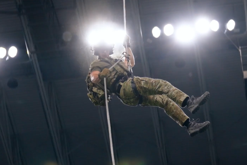 Militar durante acrobacia que antecede os jogos de futebol americano - Foto: UTSA Football