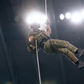 Militar durante acrobacia que antecede os jogos de futebol americano - Foto: UTSA Football