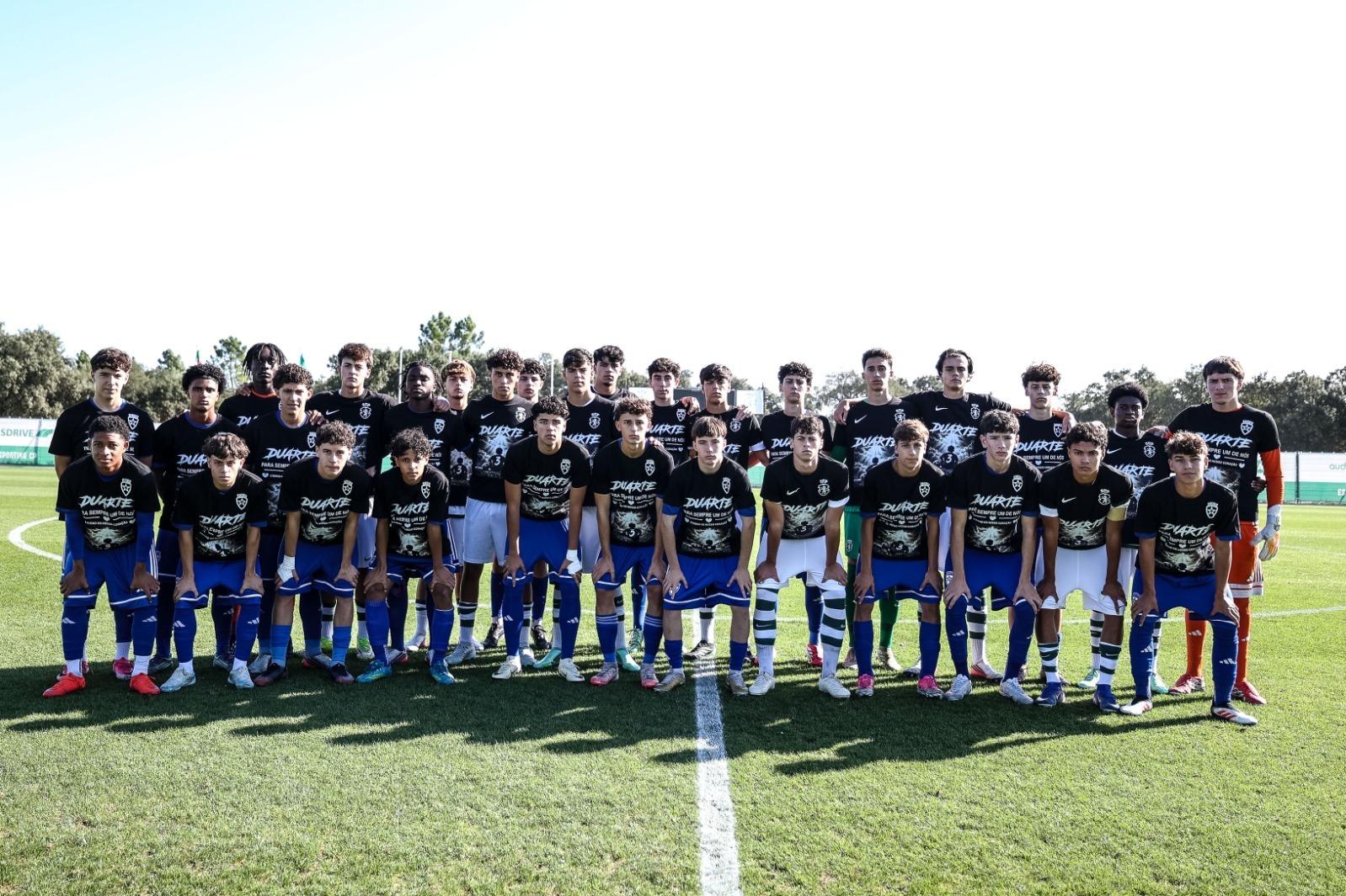 Equipas de sub-17 do Sporting e Amora antes do jogo - Foto: SPORTING CP