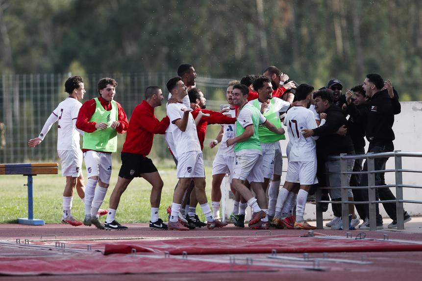 Grande festa dos jogadores do Fátima após marcarem o golo que eliminaria o Académico de Viseu da Taça de Portugal - Foto: Paulo Cunha/LUSA