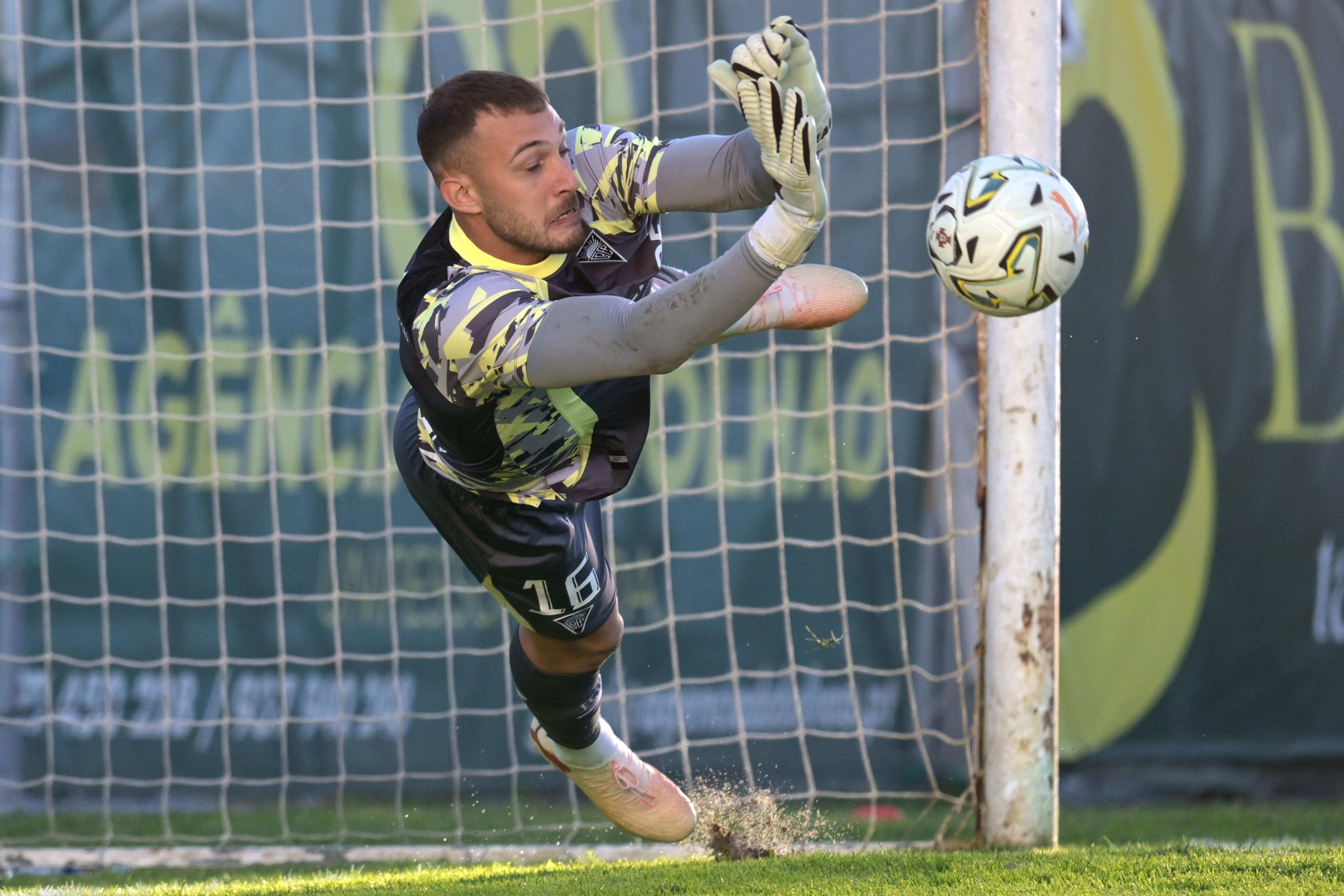 Martin Turk, defendeu dois penáltis para garantir a passagem à quarta eliminatória da Taça de Portugal - 

(Foto Fernando Veludo /LUSA)