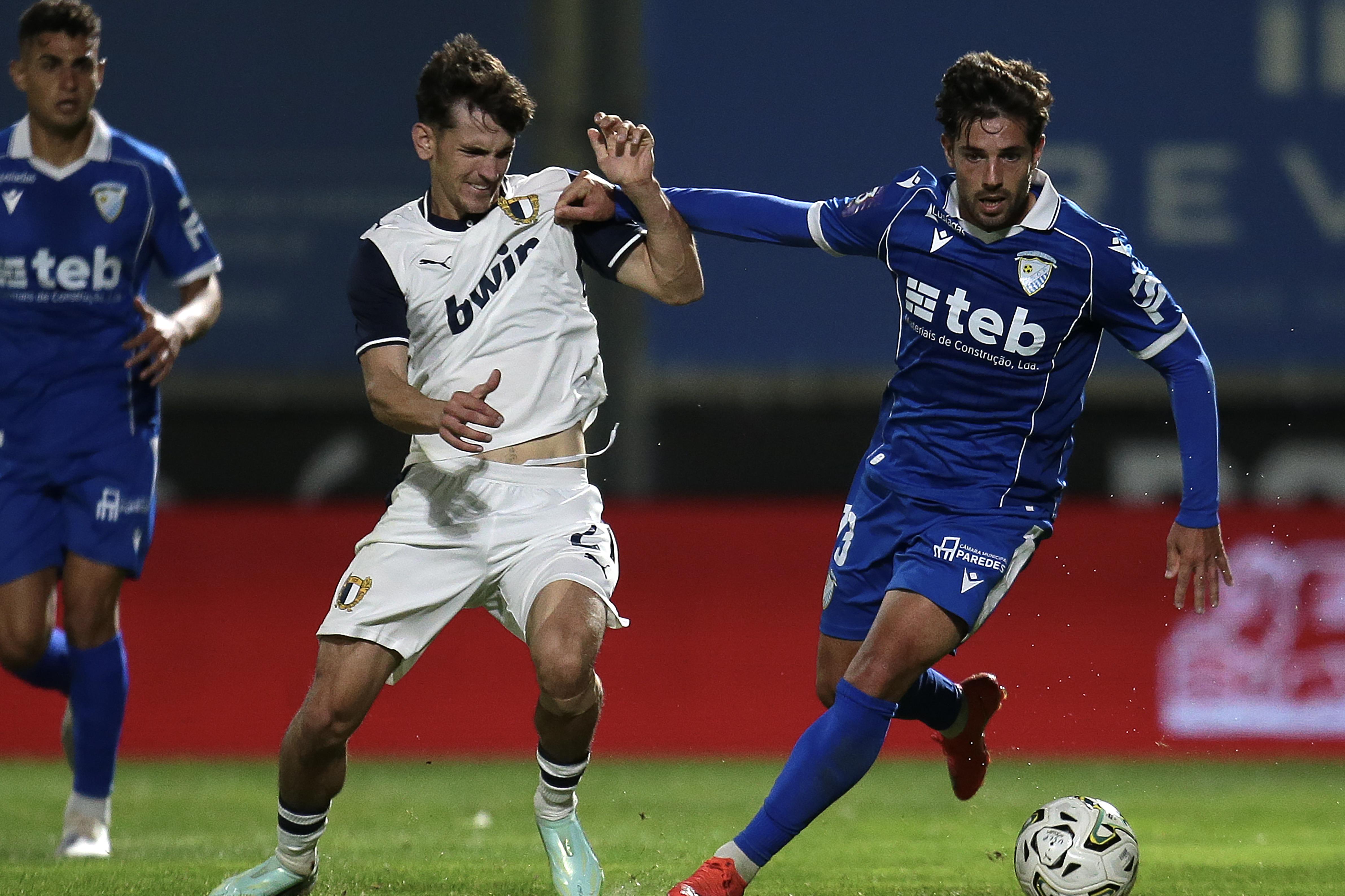 João VIgário disputa a posse de bola com  Tamás Szucs (Foto Manuel Fernando Araújo/LUSA)