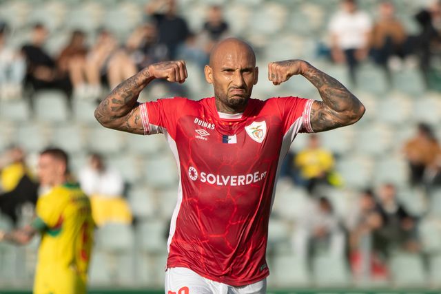 Santa Clara vence em Paços de Ferreira e lidera à condição