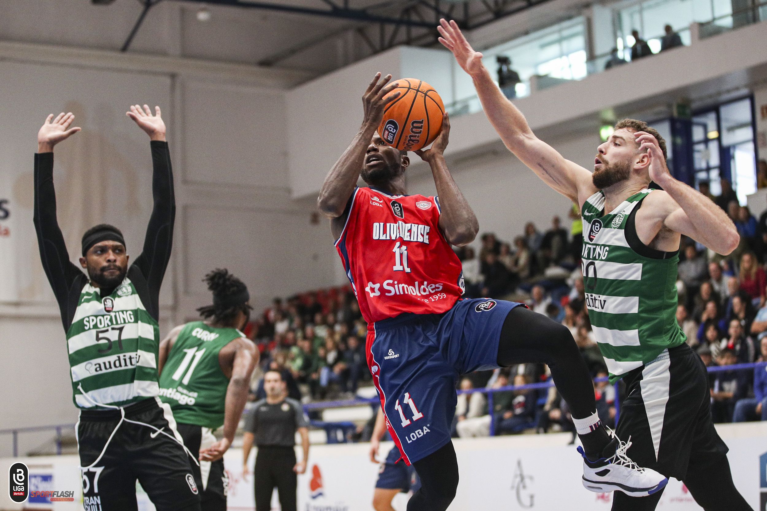 Benfica arrasa a Ovarense no jogo 1 das meias-finais da Liga Betclic de  basquetebol