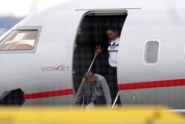 Liverpool freta avião para que Luis Díaz e a família passem o Natal juntos