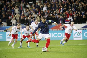 Mbappé faz hat-trick de golos e assistências no atropelamento de Gibraltar (14-0)