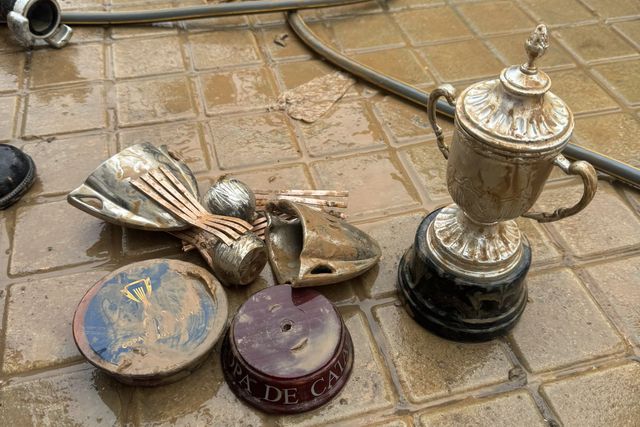 Viu DANA destruir-lhe troféus do Barcelona e pede ajuda