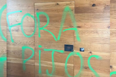 Casa de Piqué vandalizada: «Fora betinhos»