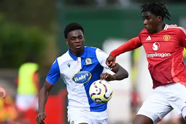 Jovem de 16 anos no primeiro treino de Amorim no Man. United